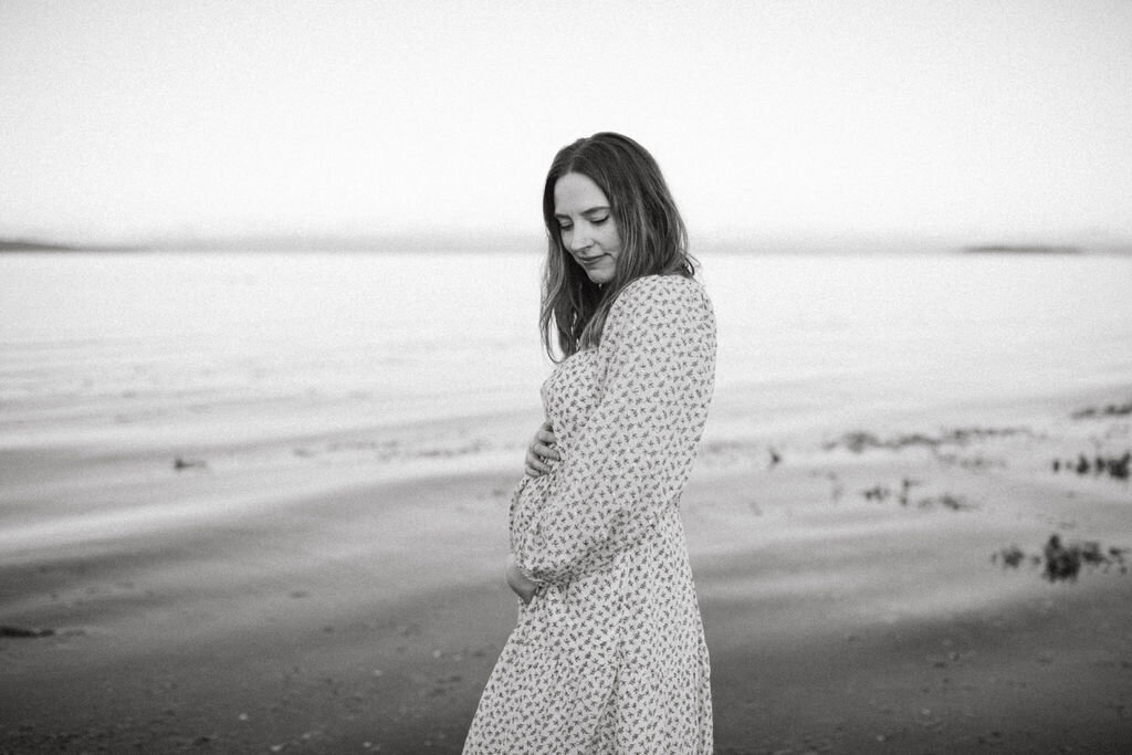 TayMariePhotoKatie+SteveMaternity-RathtrevorBeachParksville-81