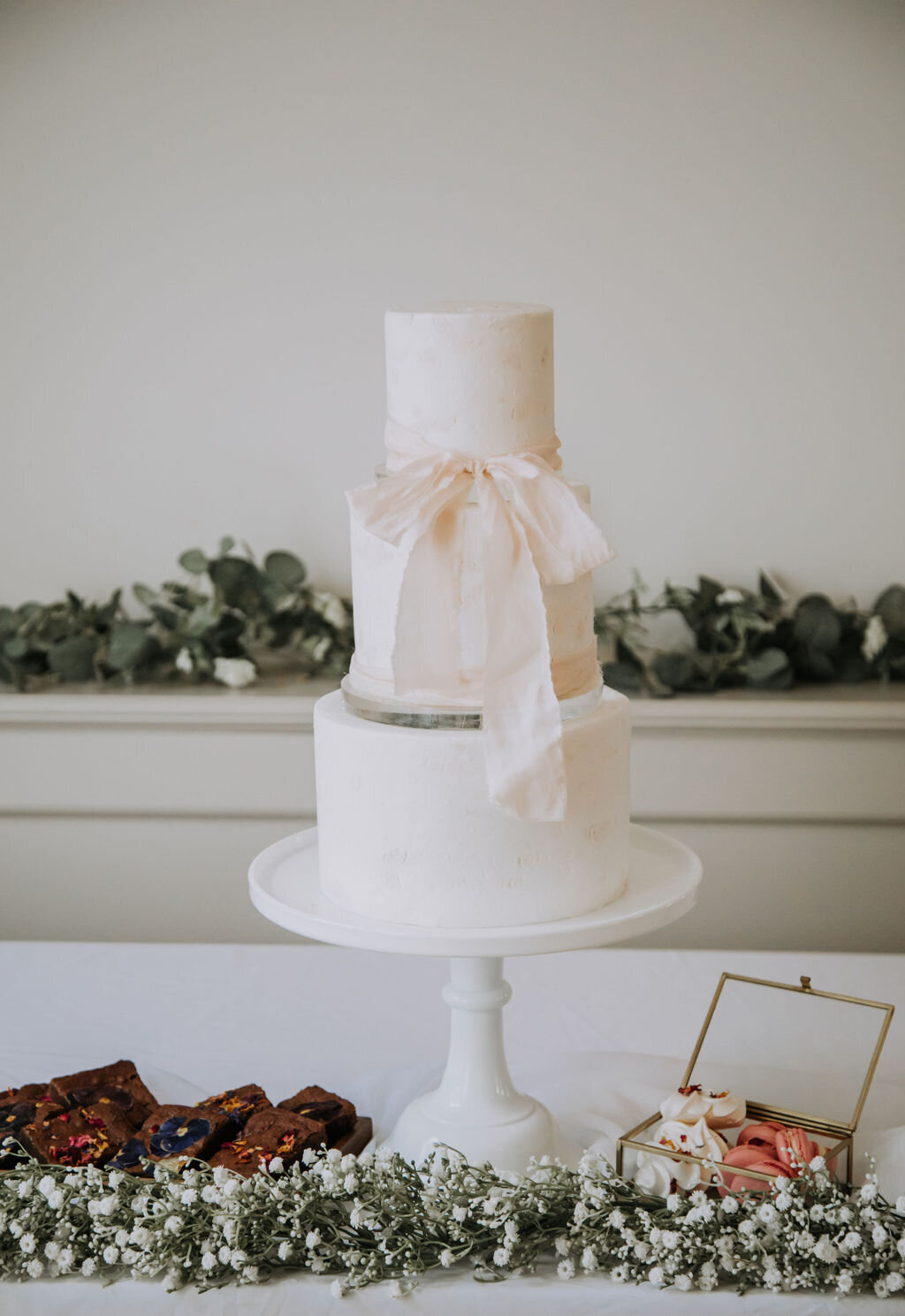 Layers-graces-Essex-Hertfordshire-floral-wedding-cake-designer-5