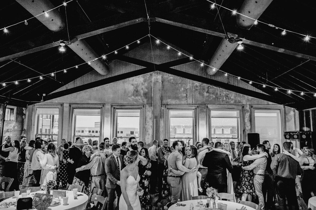 wedding-reception-dance-crowd-teachout-building-des-moines-storyteller-collective-photo-co