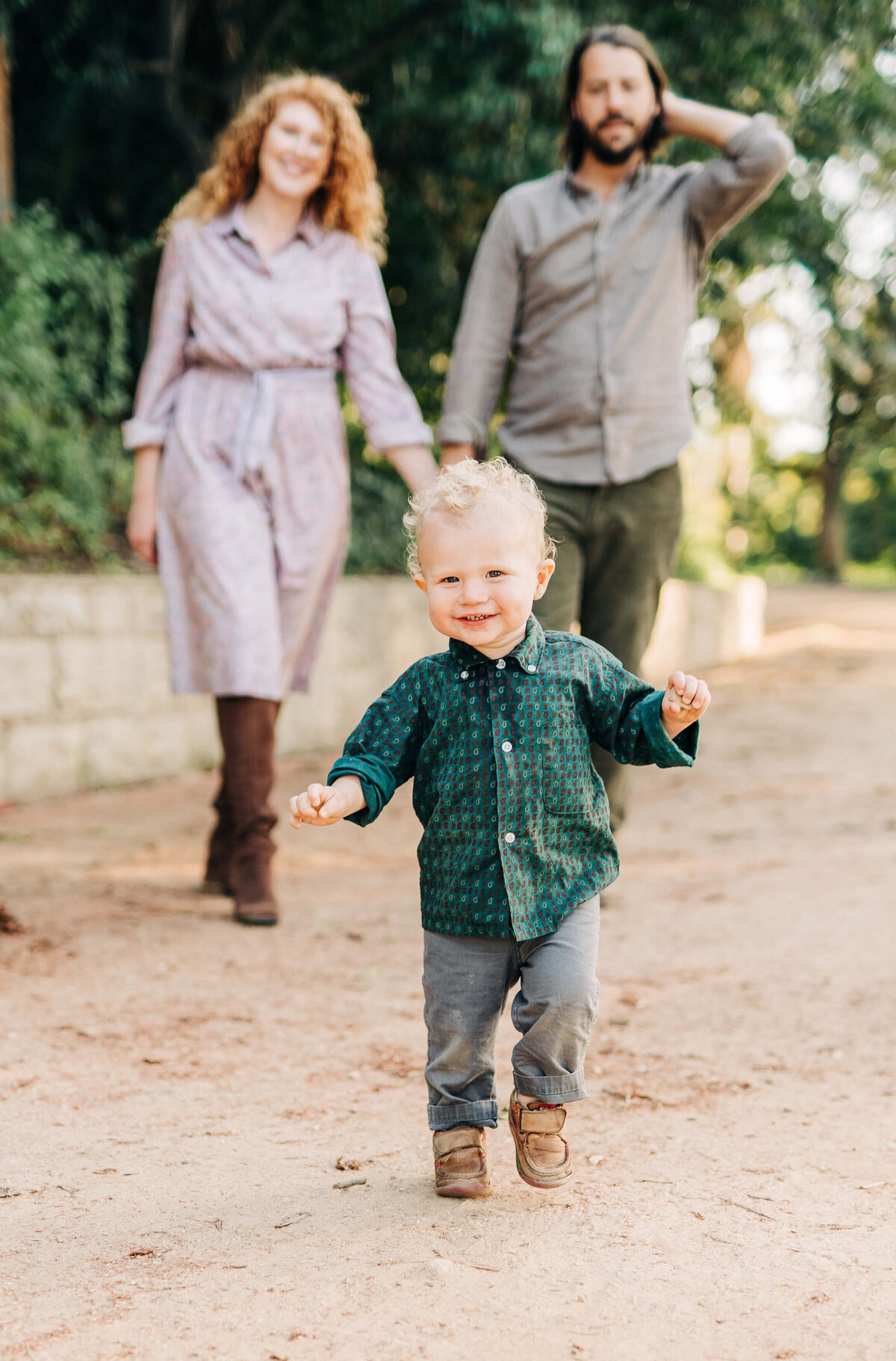 Baby runs to camera during family photography session by Neide Barbosa