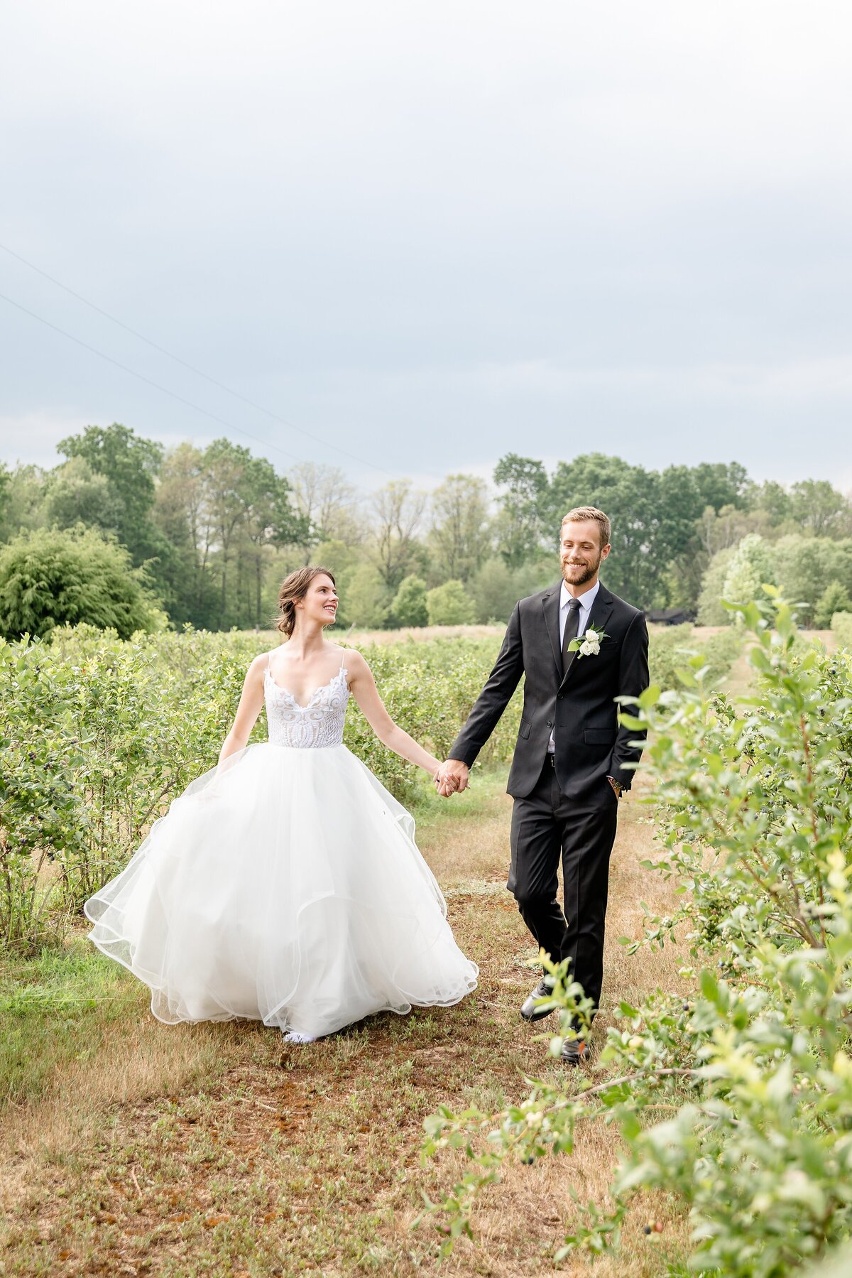 Intimate Arrowwood Farms Harvest Table Wedding | Dylan & Sandra Photography -28