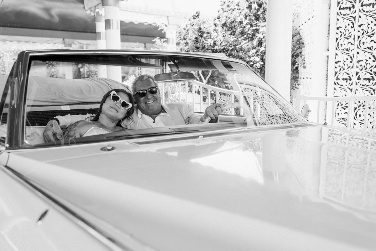little-white-wedding-chapel-elopement-photographer-17