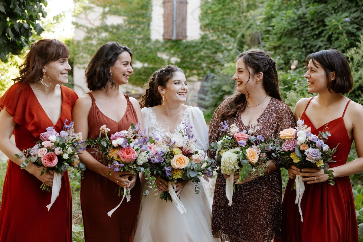 bouquets-elegants-mariee-et-demoiselles-d-h-onneur
