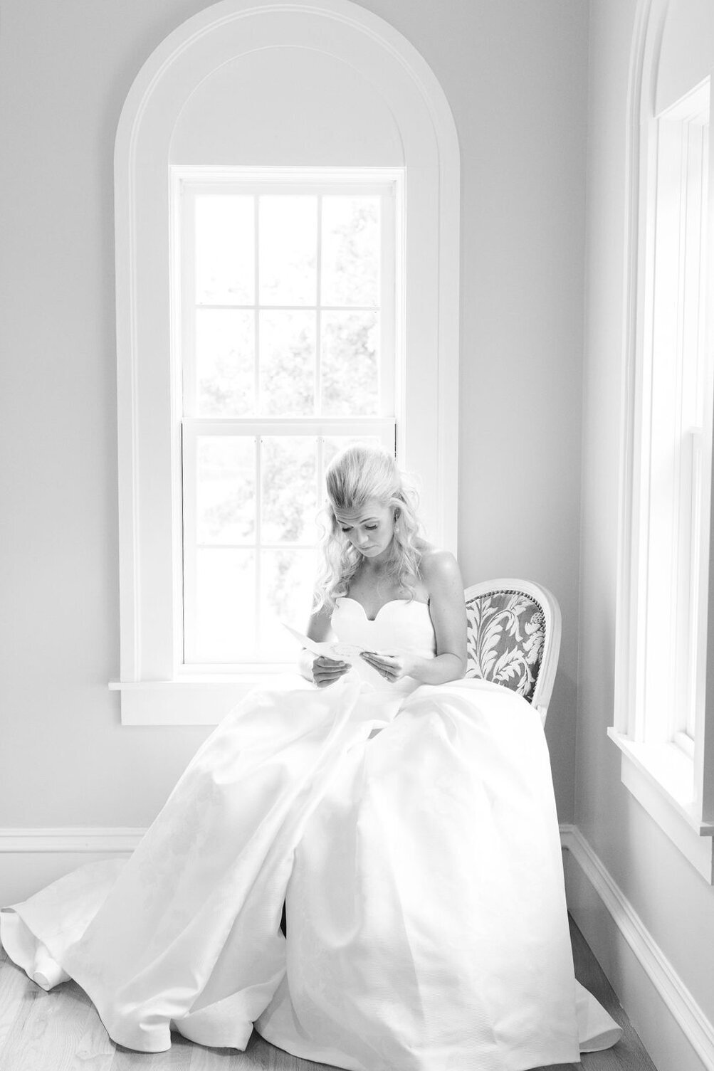 bride reading groom's letter wedding day