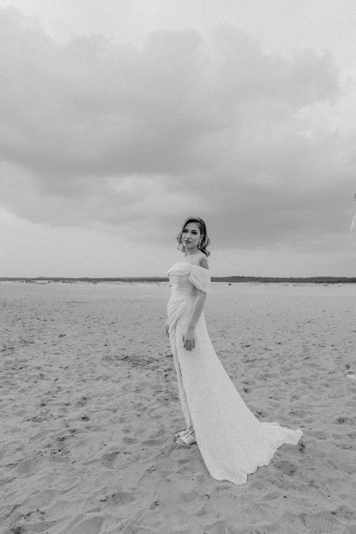 wedding destination italy  marocco spain desert bride glamour stylish florist stylish session photographer film analog wedding video cinematography bride make up  (30)