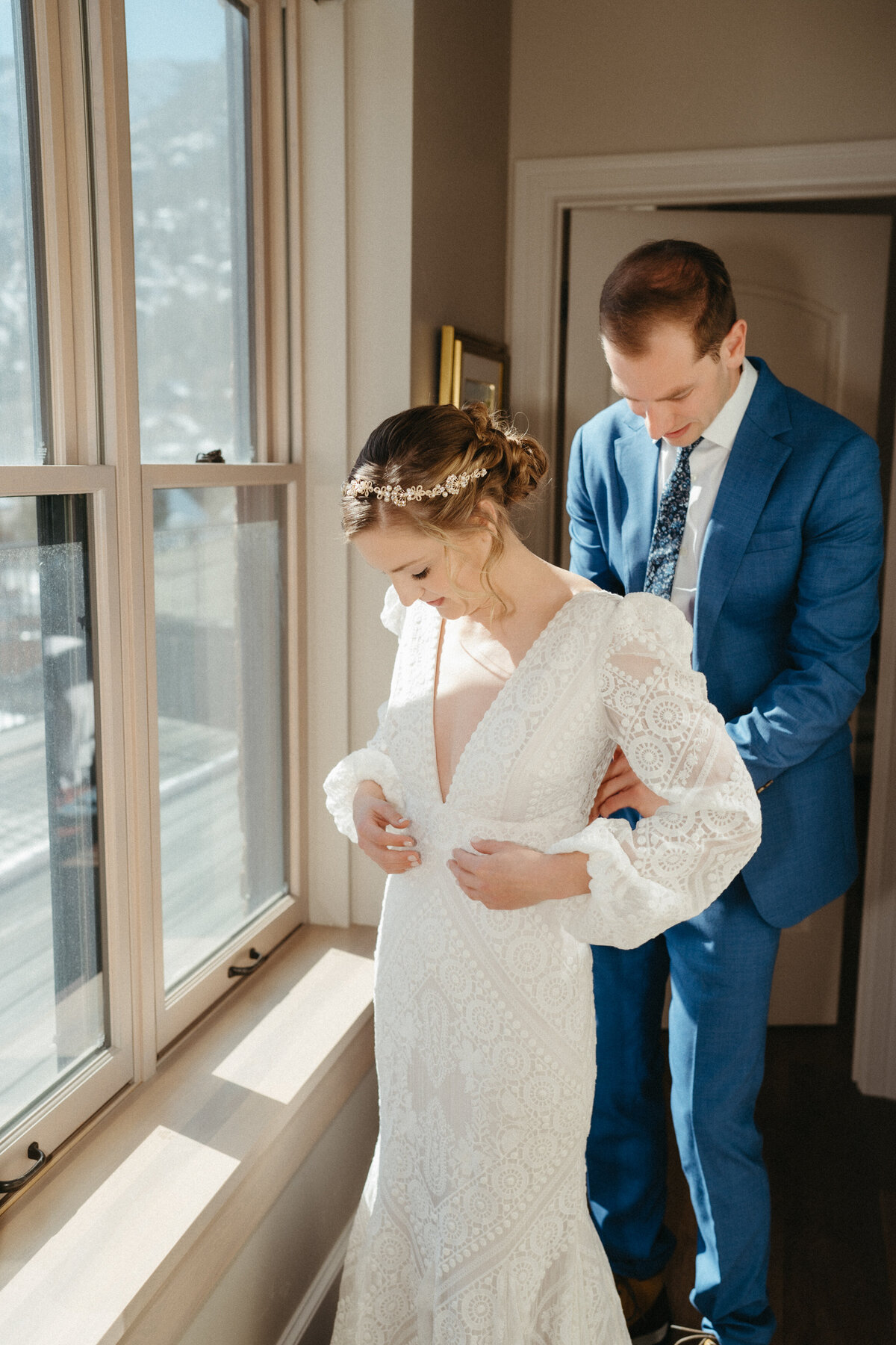 Sam-Murch-Photography-Ouray-Winter-Elopement-with-dog-22