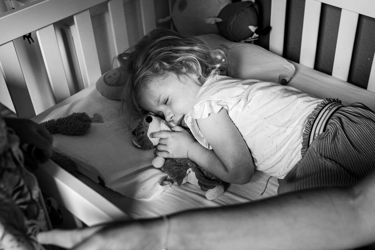 meisje ligt in bed met haar knuffeltje
