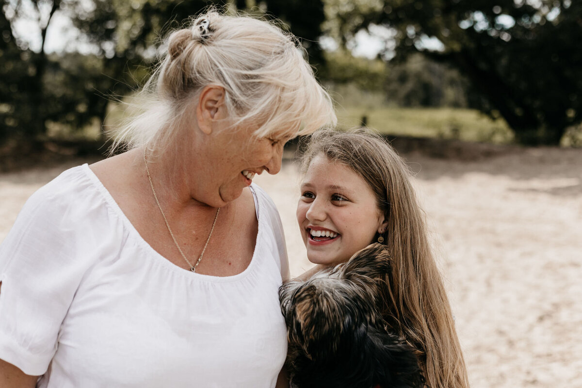 Oma en kleindochter tijdens de gezinsshoot in Drenthe