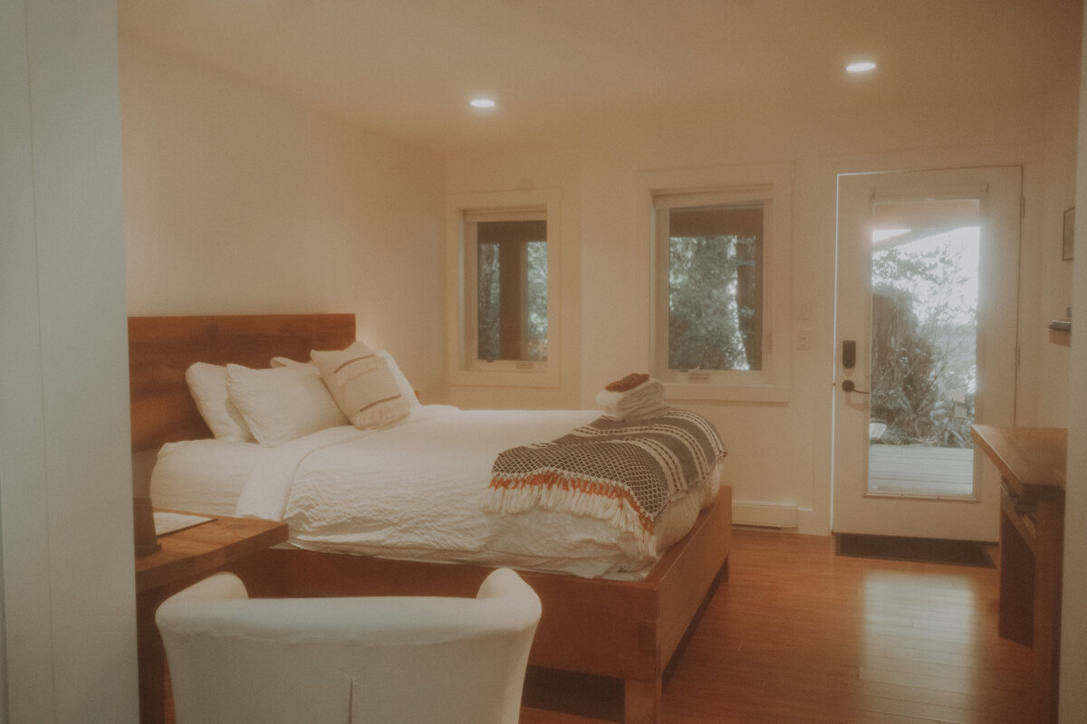 Sleepy Bear Guest House Airbnb Photography Session Ucluelet British Columbia 45443