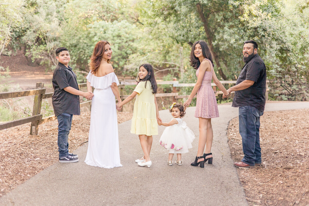 Hugo, Jacqueline, Kelly, Alejandro, Camila, and Emily Family Photos 2021-28