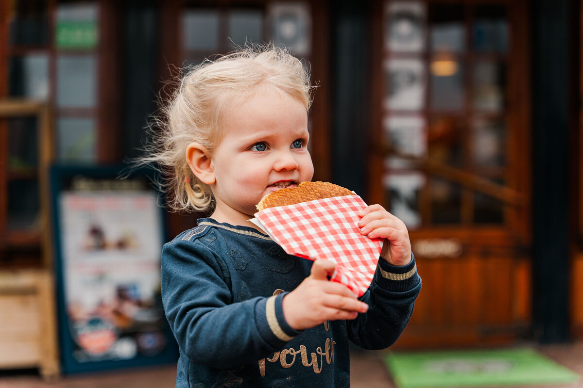 Meisje met heerlijke grote siroopwafel van Berg's Bakery