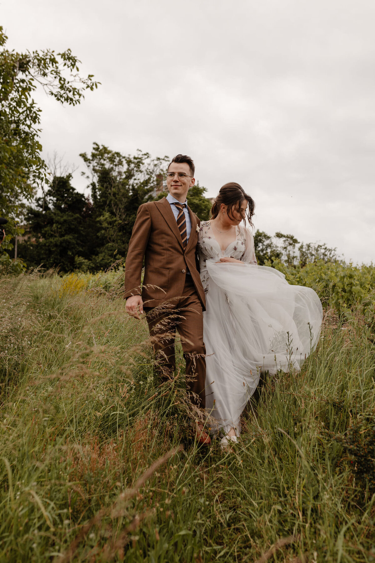Aryna-et-Nathan-couple-mariage-exterieur-nature7