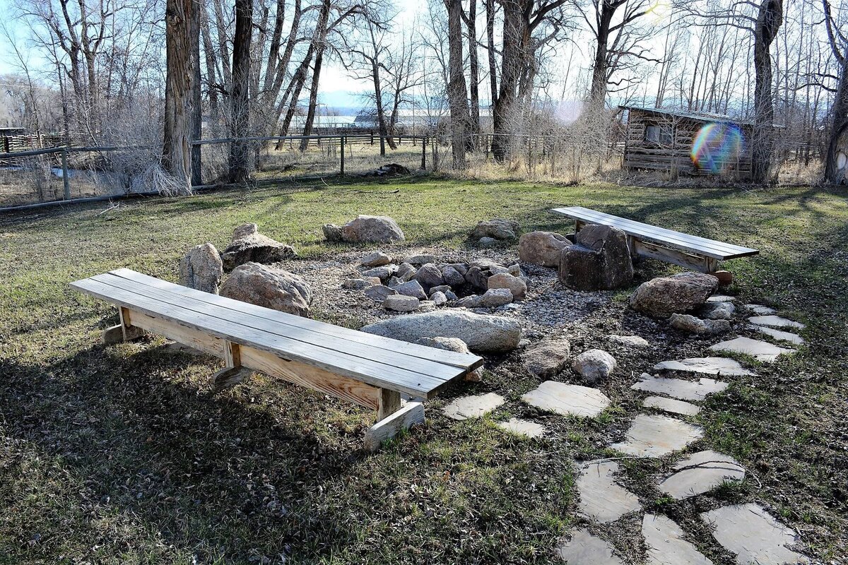 hanging-bull-lodge-fire-pit