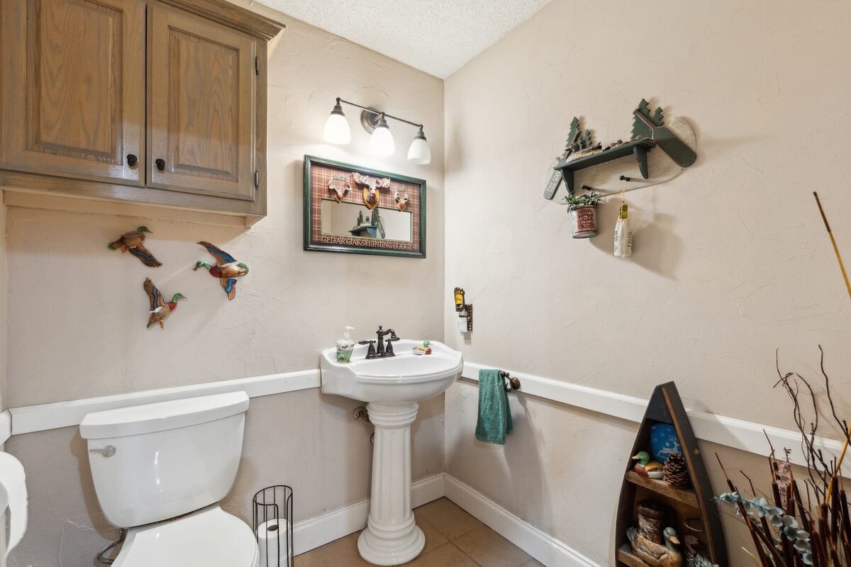6419_shadow_lane_dallas_tx_powder_bathroom_-_pedestal_sink_and_rustic_decor_-_haven_realty_group