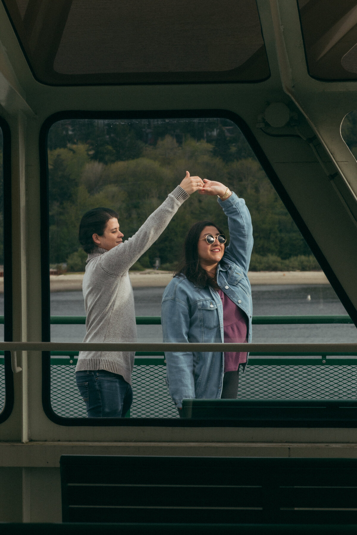 couples-session-seattle-ferry-jennifer-moreno-photography-documentary-style-washington