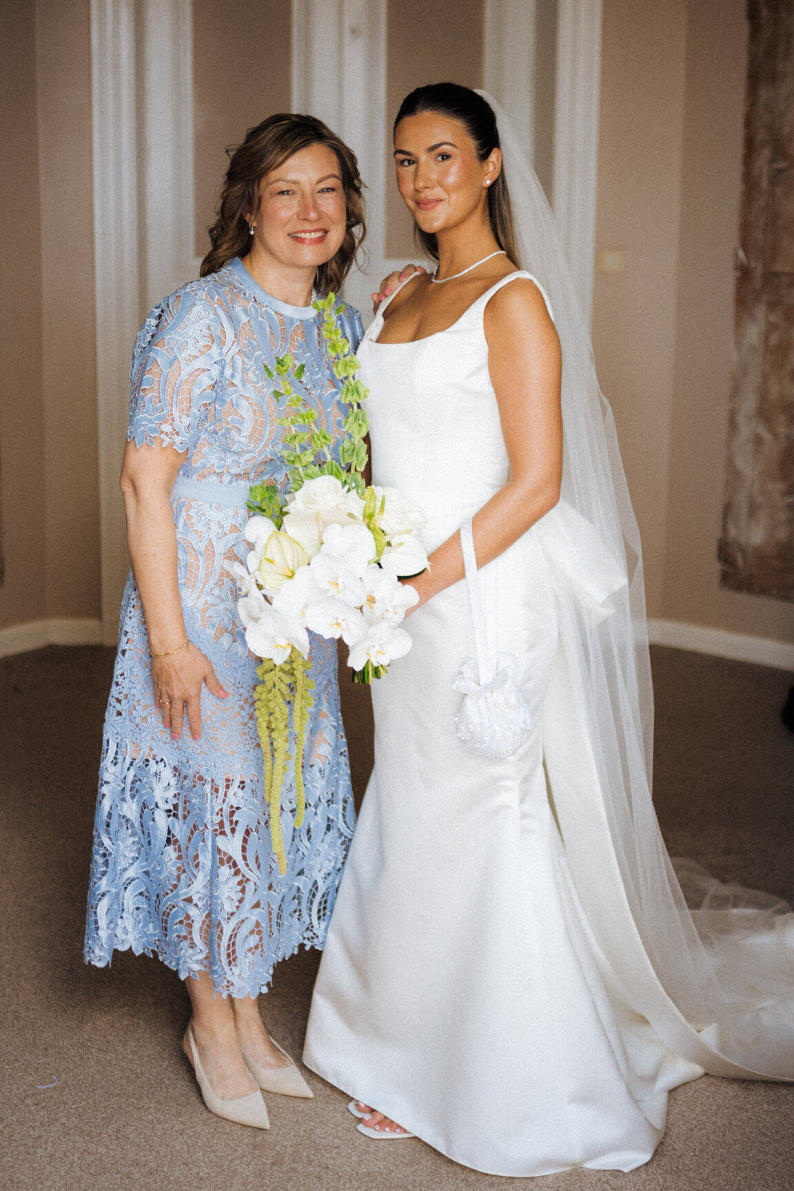bride-with-bridesmaids-getting-ready-room-france11