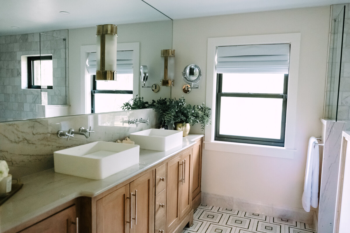 geometric-tile-bathroom-green-light-wood