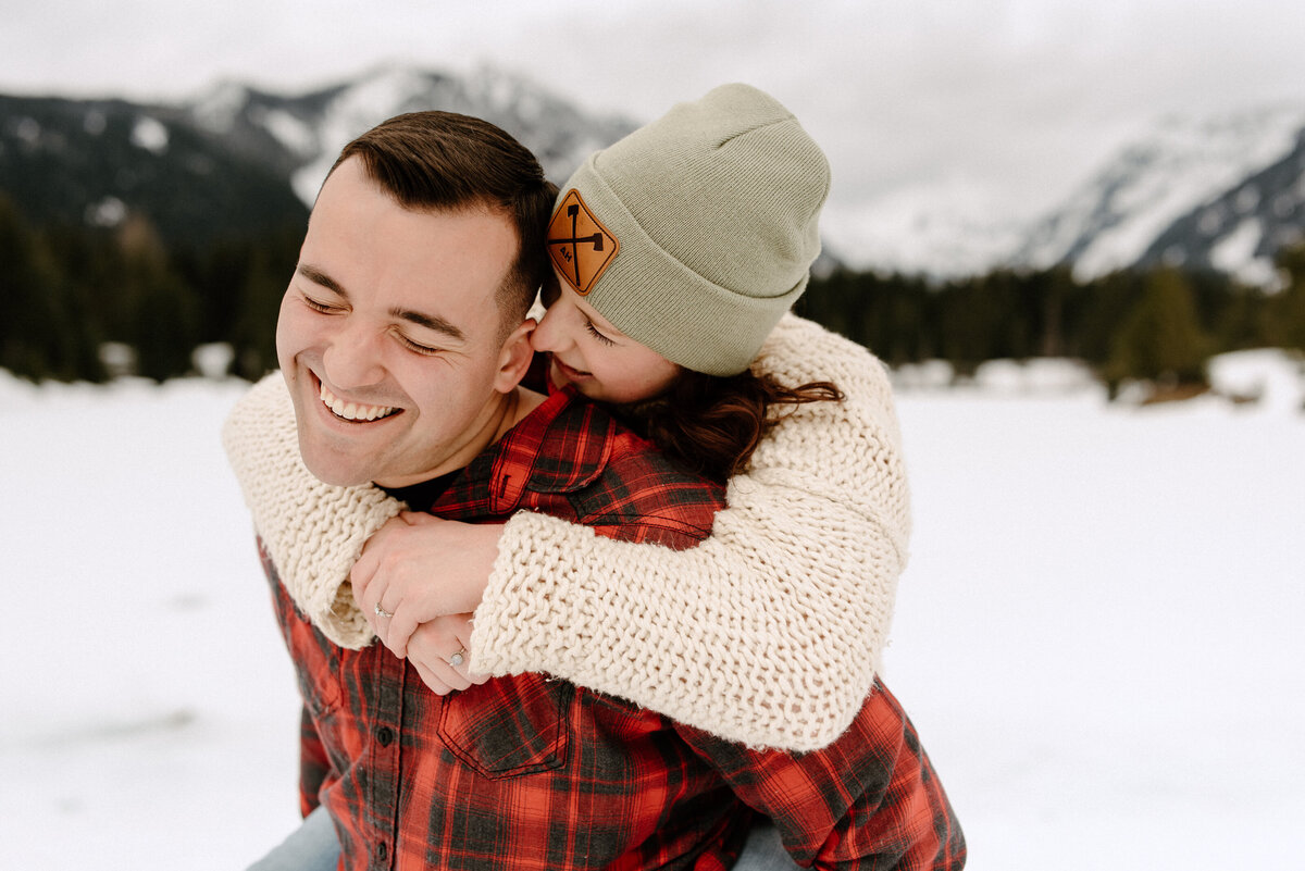 gold_creek_pond_snoqualmie_pass_winter_engagement_session_5