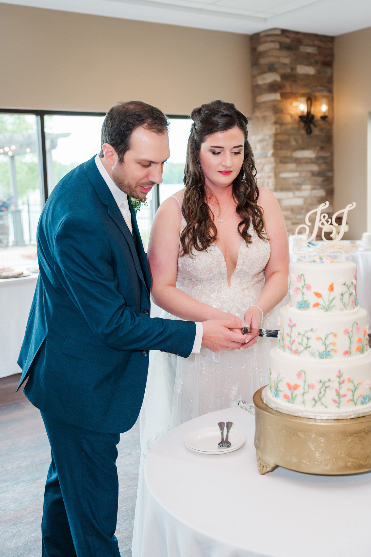 bride and groom cutting their wedding cake youngstown ohio