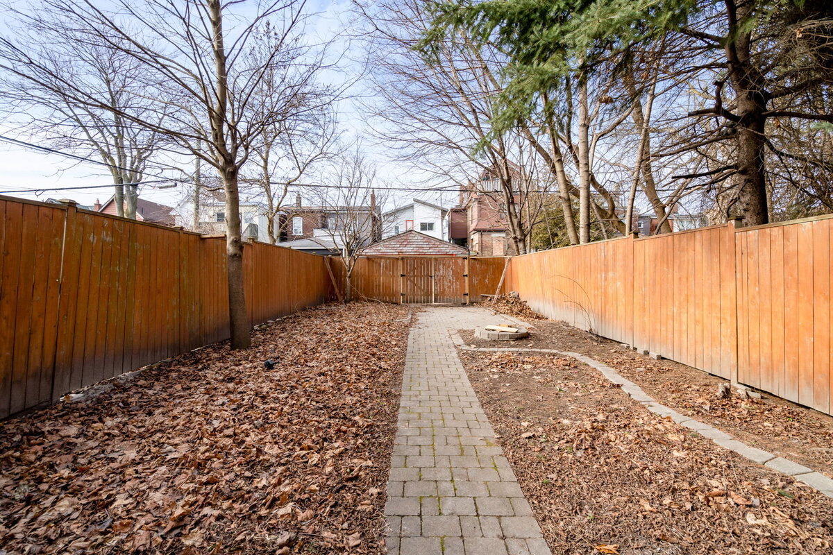 32-web-or-mls-74_002_Backyard