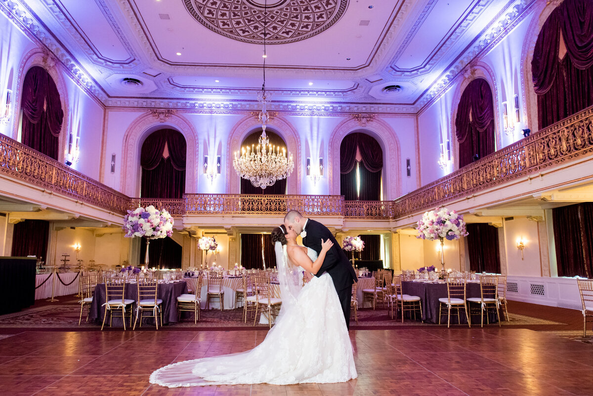 wedding receptions couple kissing