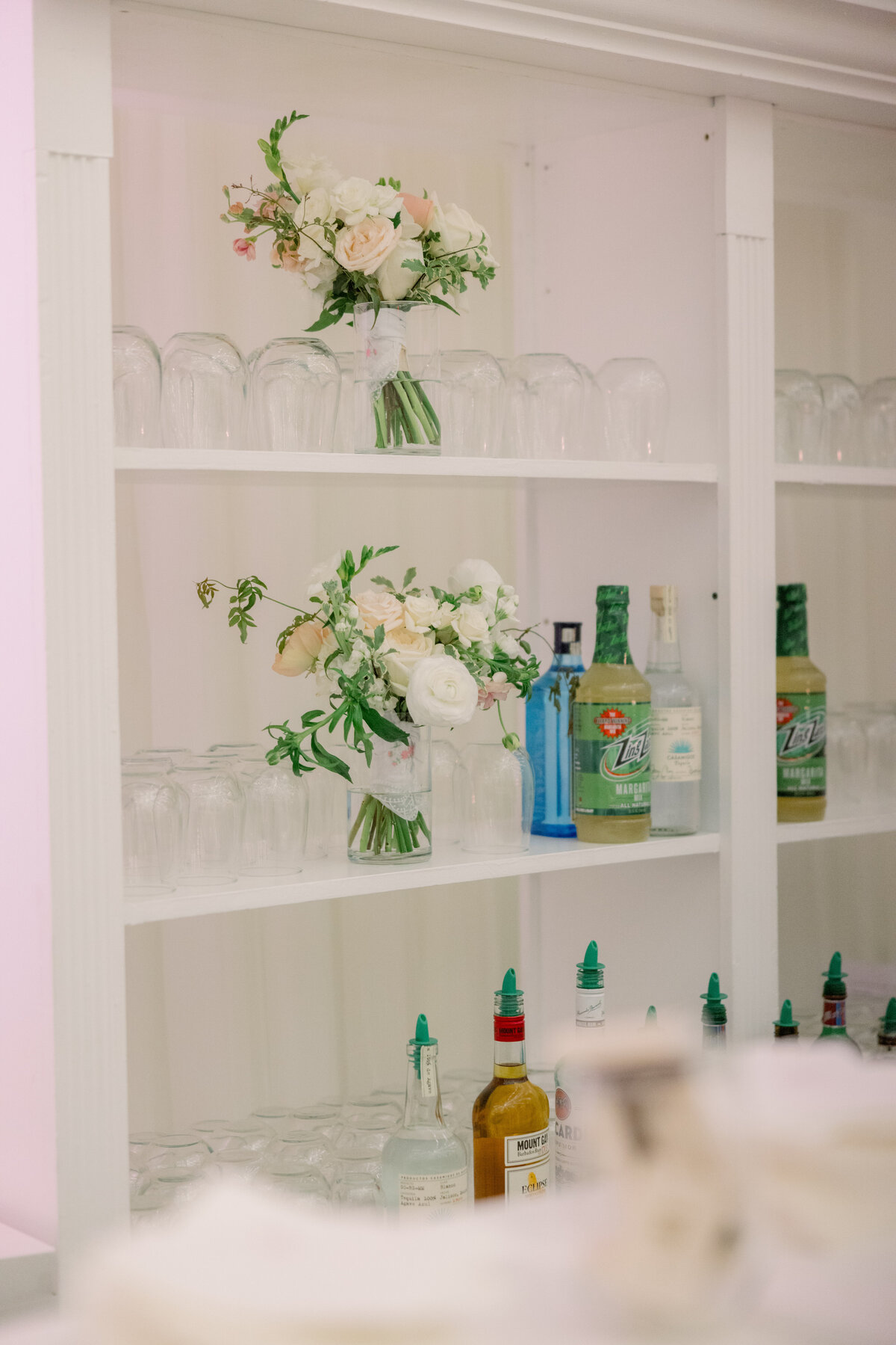 swoon-over-this-bespoke-cocktail-bar-at-your-chic-white-wedding-decked-out-with-dreamy-florals