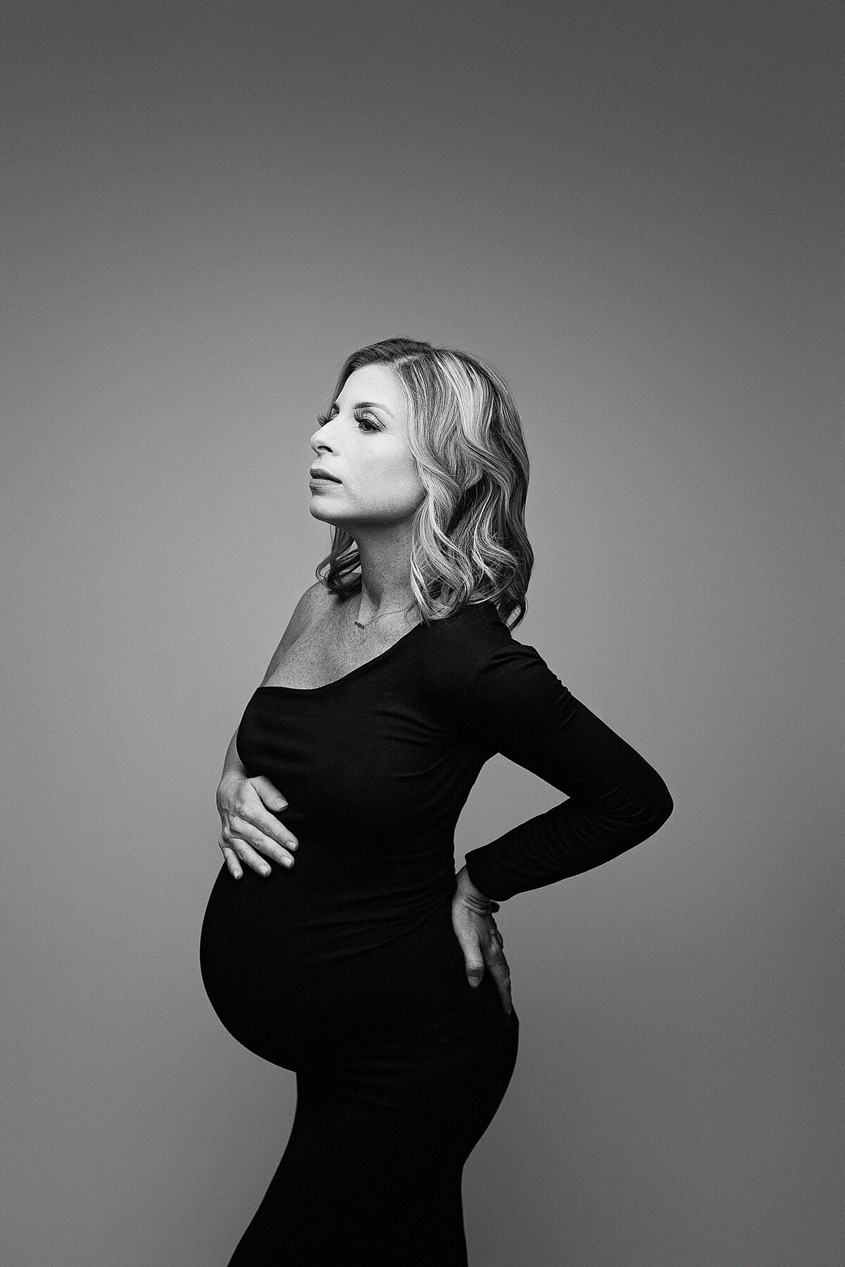Black and white simple maternity photoshoot in Austin Texas