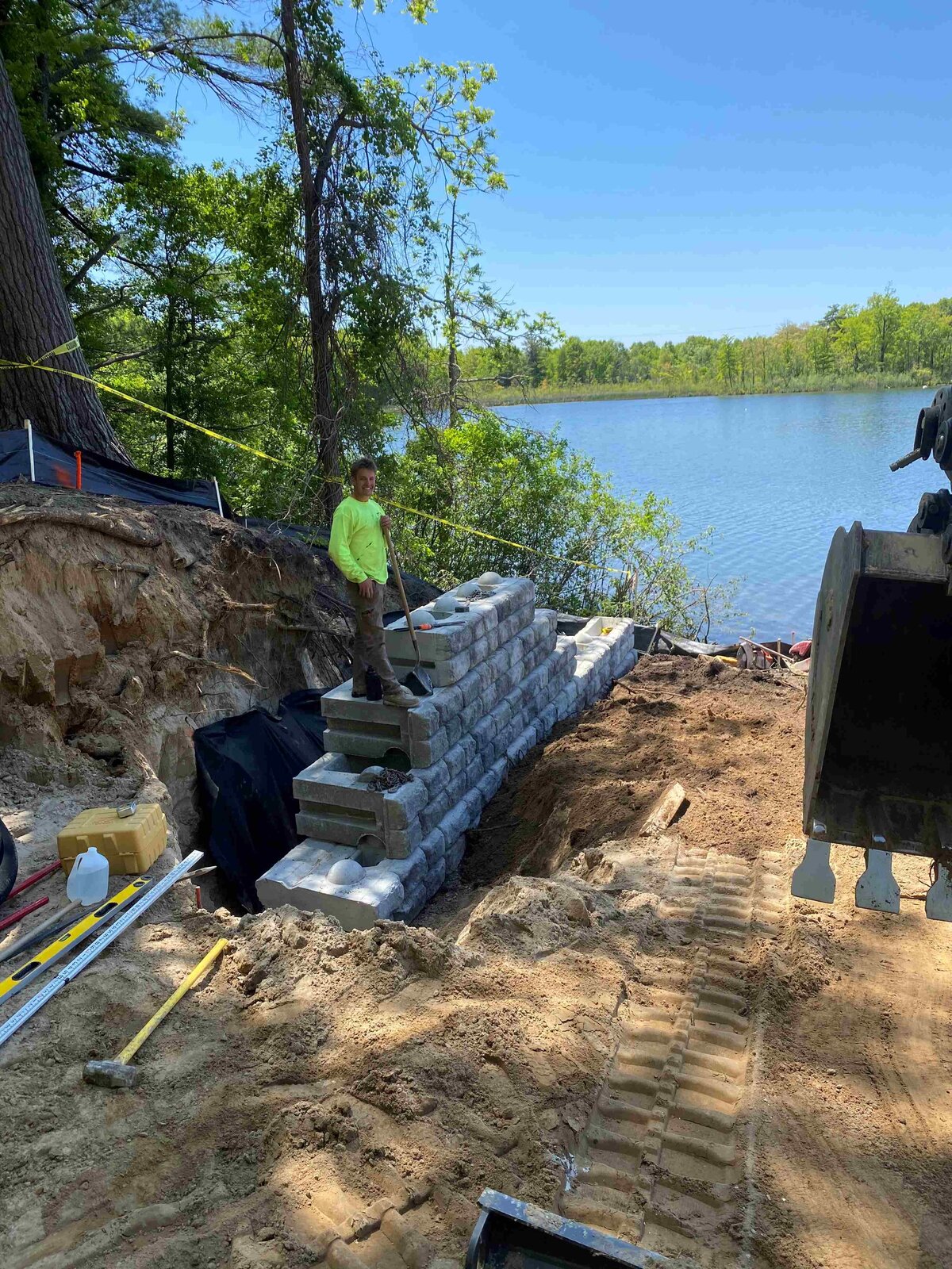 lake-orion-beach-redi-rock-retaining-wall-team-working
