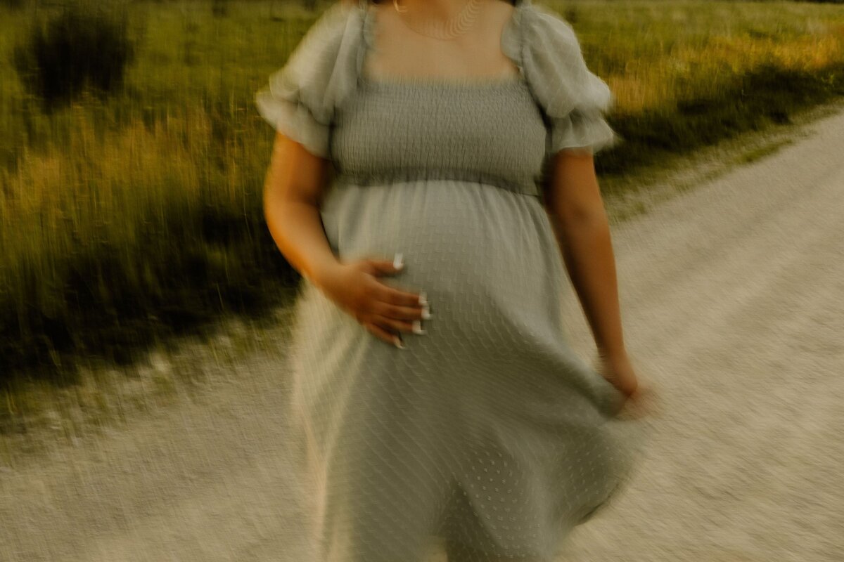 maternity-session-open-field-24