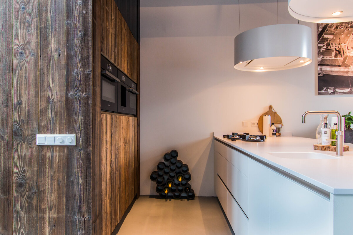 Keuken interieur kookeiland wit greeploos hout modern (1)