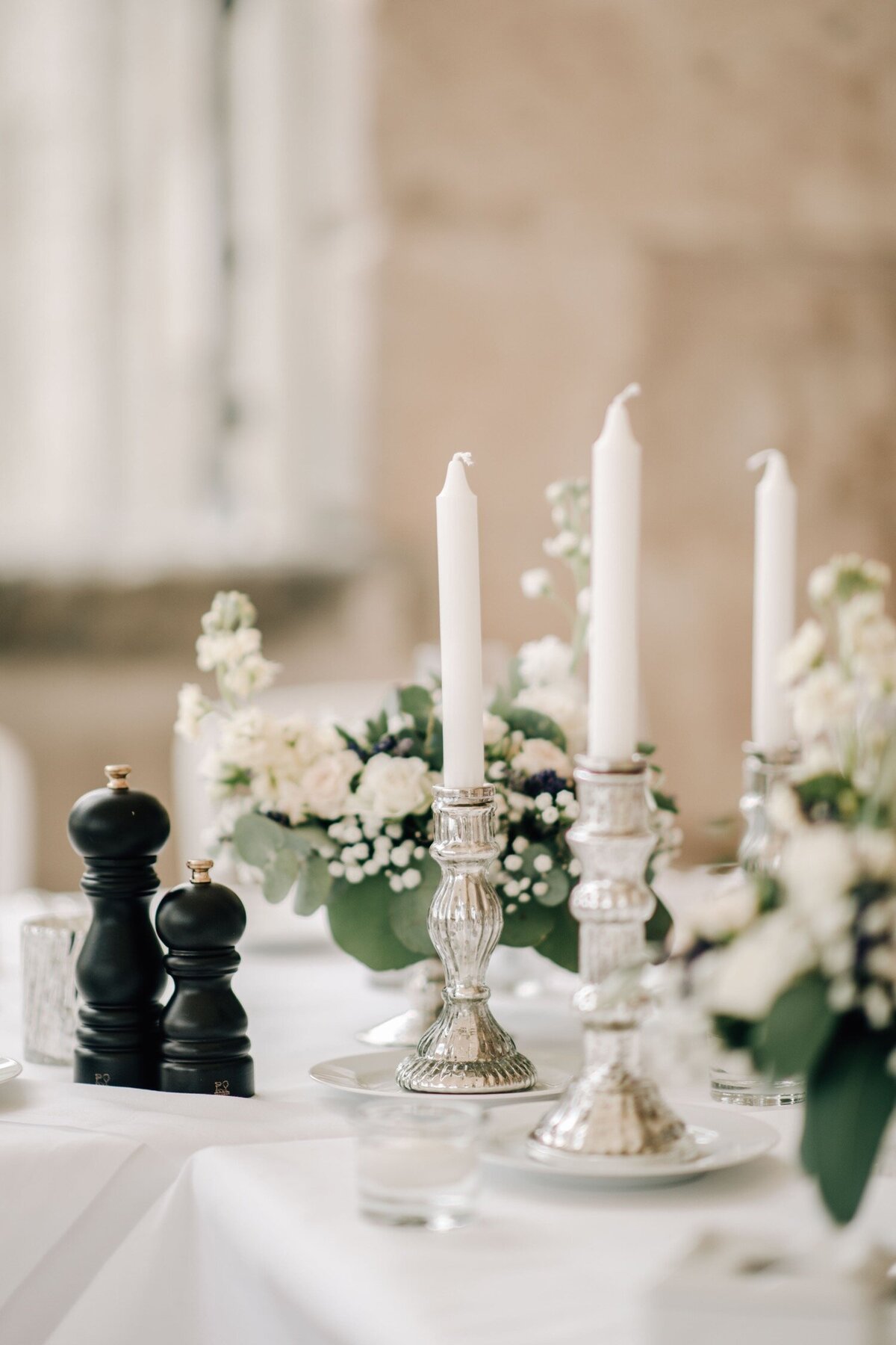 126_Provence_Luxury_Wedding_Photographer (162 von 235)_Provence Luxury Wedding Photographer. A timeless and elegant destination wedding at La Bastide de Gordes captured by luxury wedding photographer Flora and Grace.