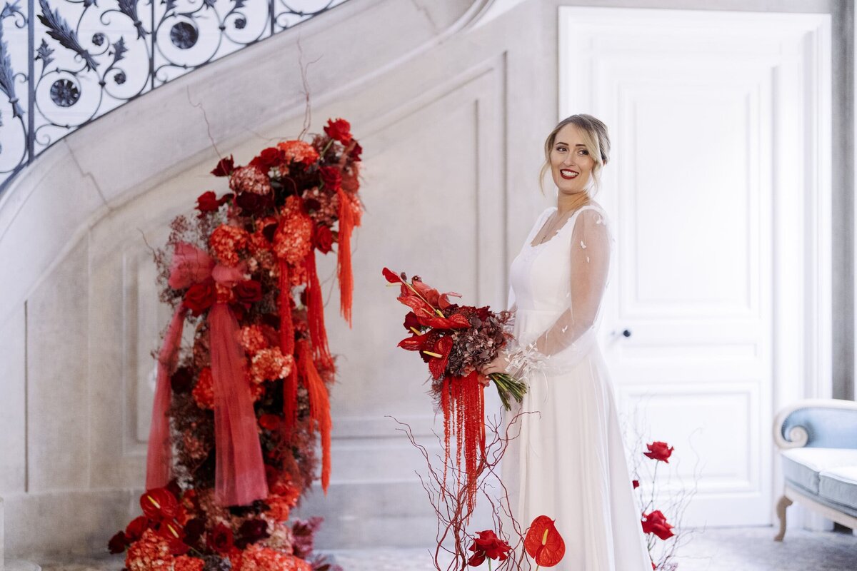 compositions-florales-fleurs-rouges-et-noeuds