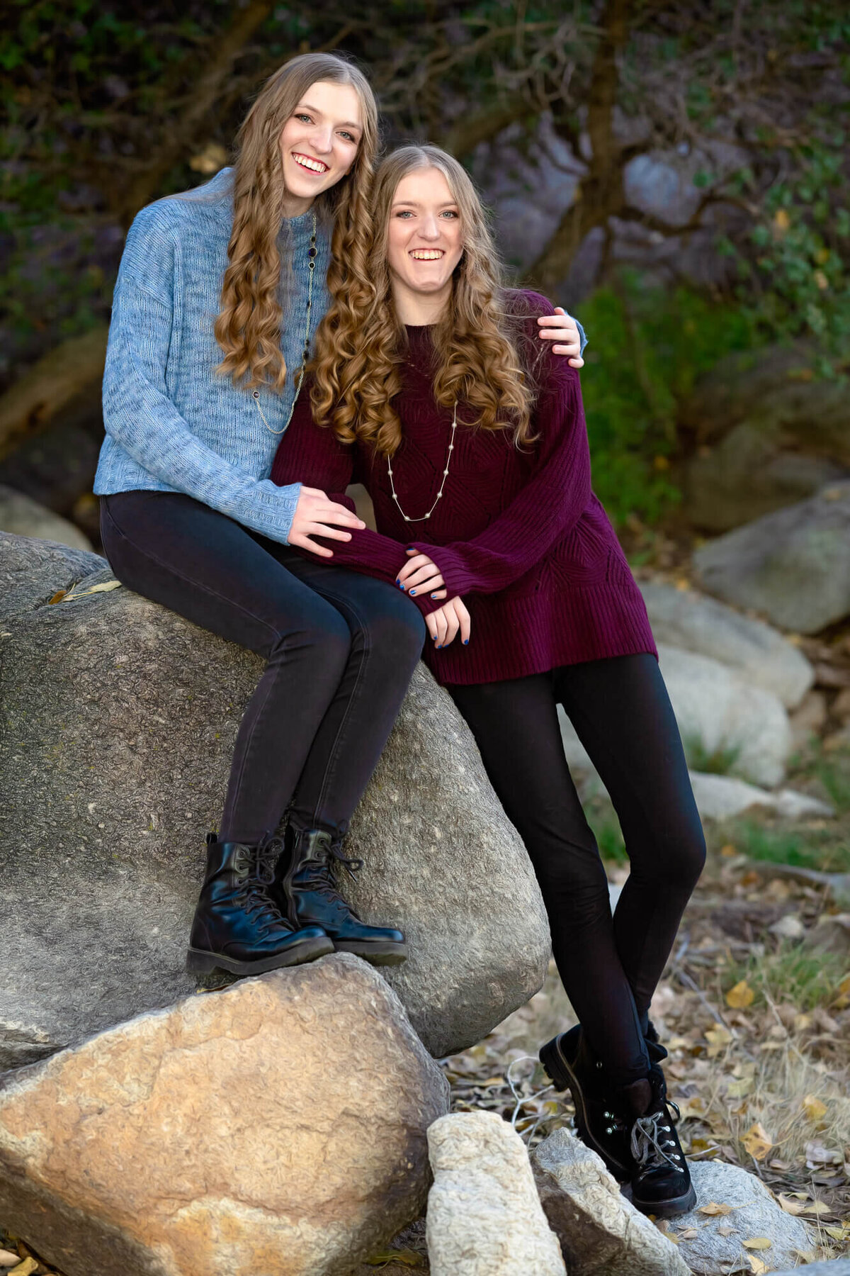 Twins pose together in Prescott senior photography session with Melissa Byrne