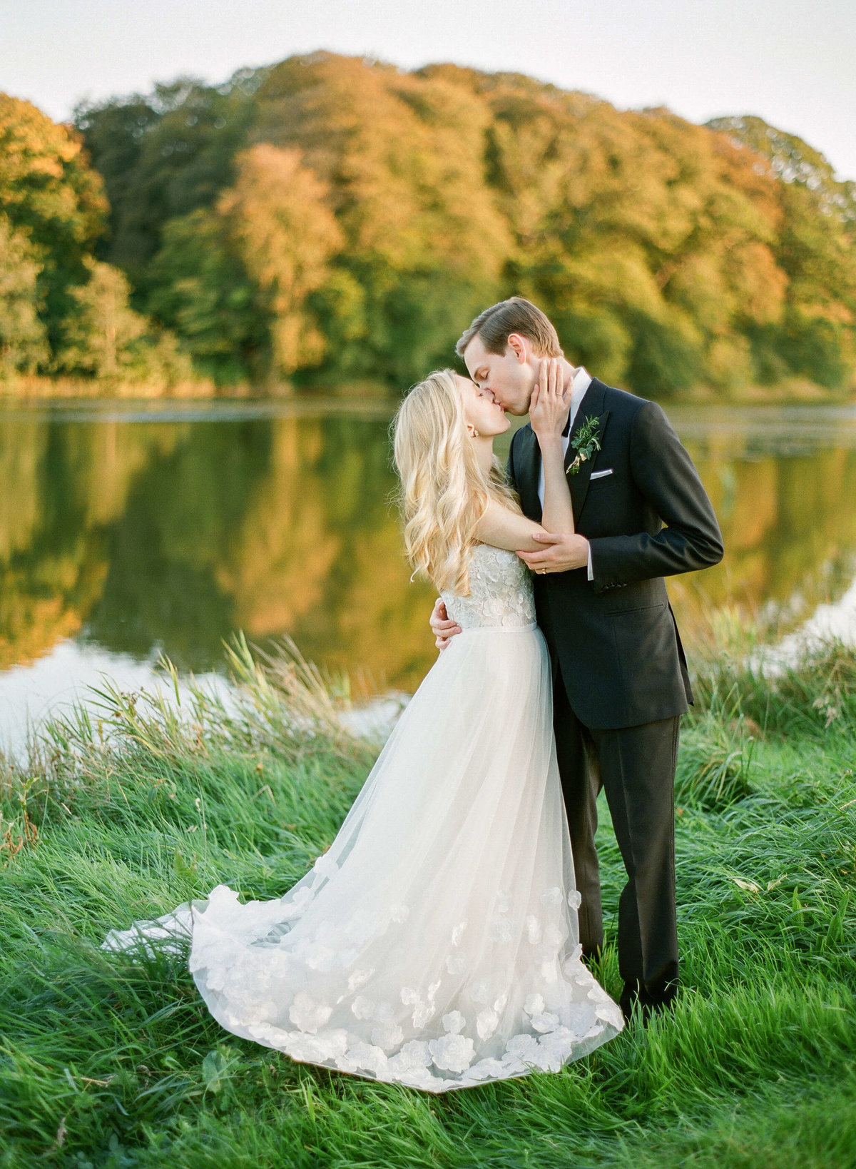 66-KTMerry-weddings-portrait-kissing-Ireland