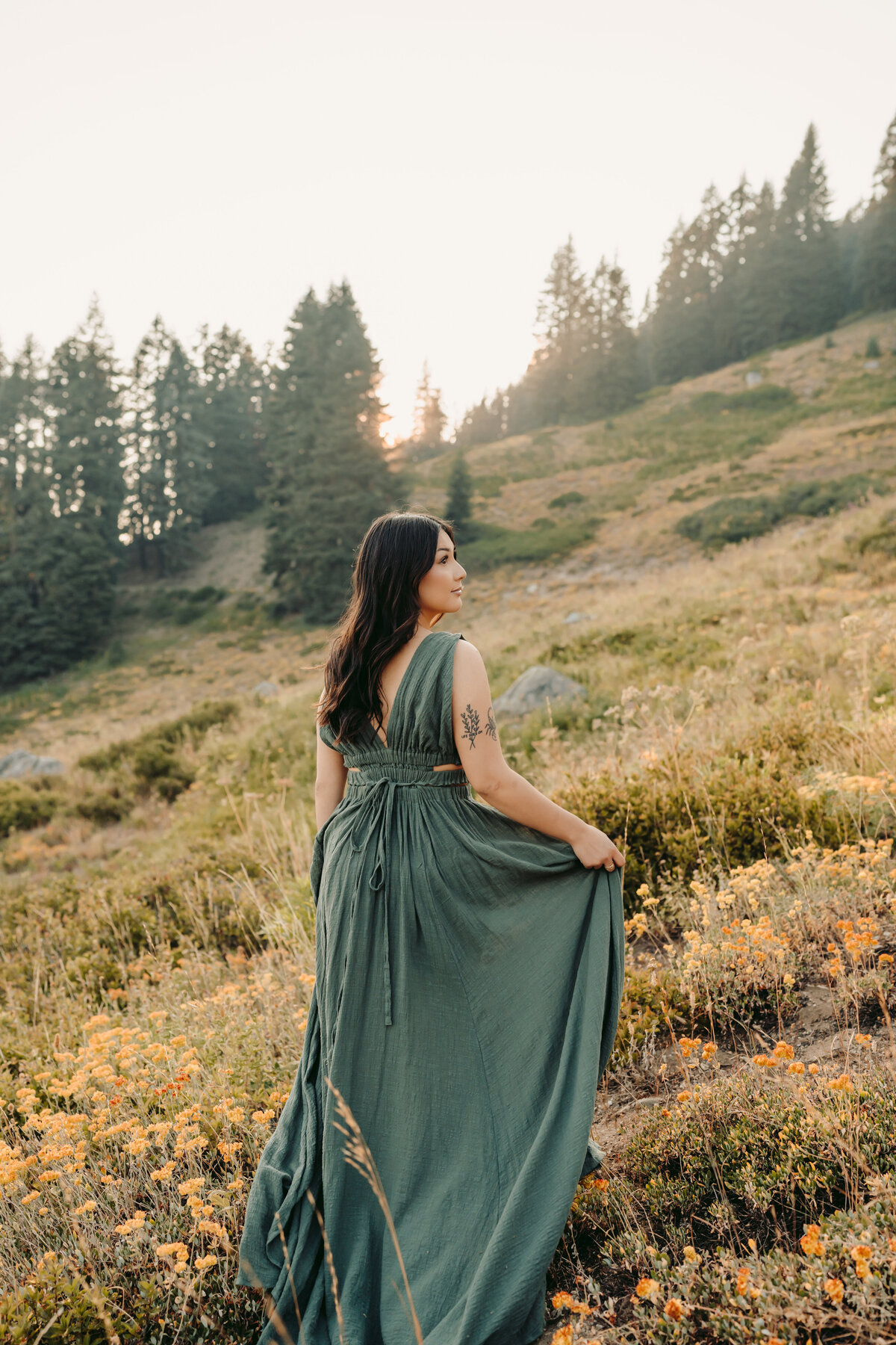 Senior in the Flowers | Photography by Jocelyn