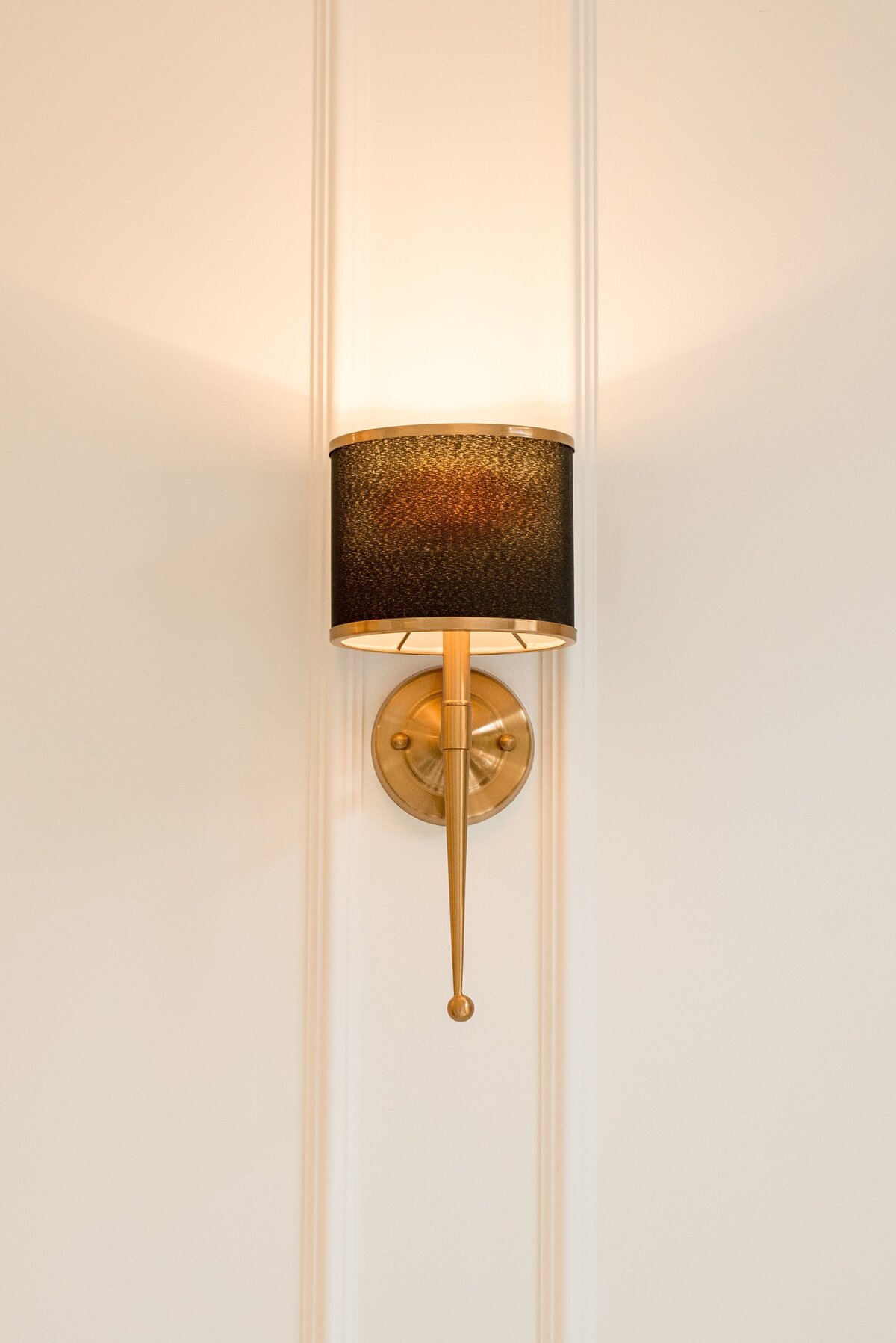 gold-black-wall-sconce-lighting-luxury-interior-comm-ave-min