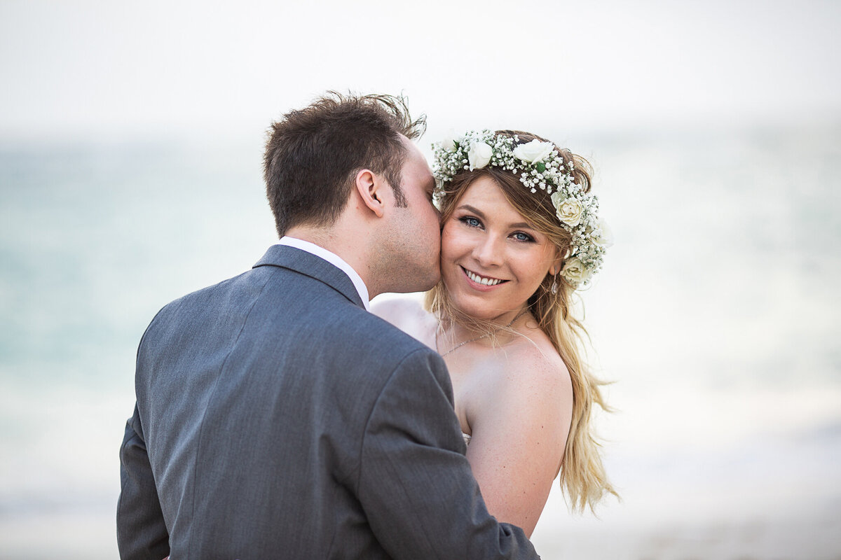 chicago-wedding-photography-bride-groom-kissing