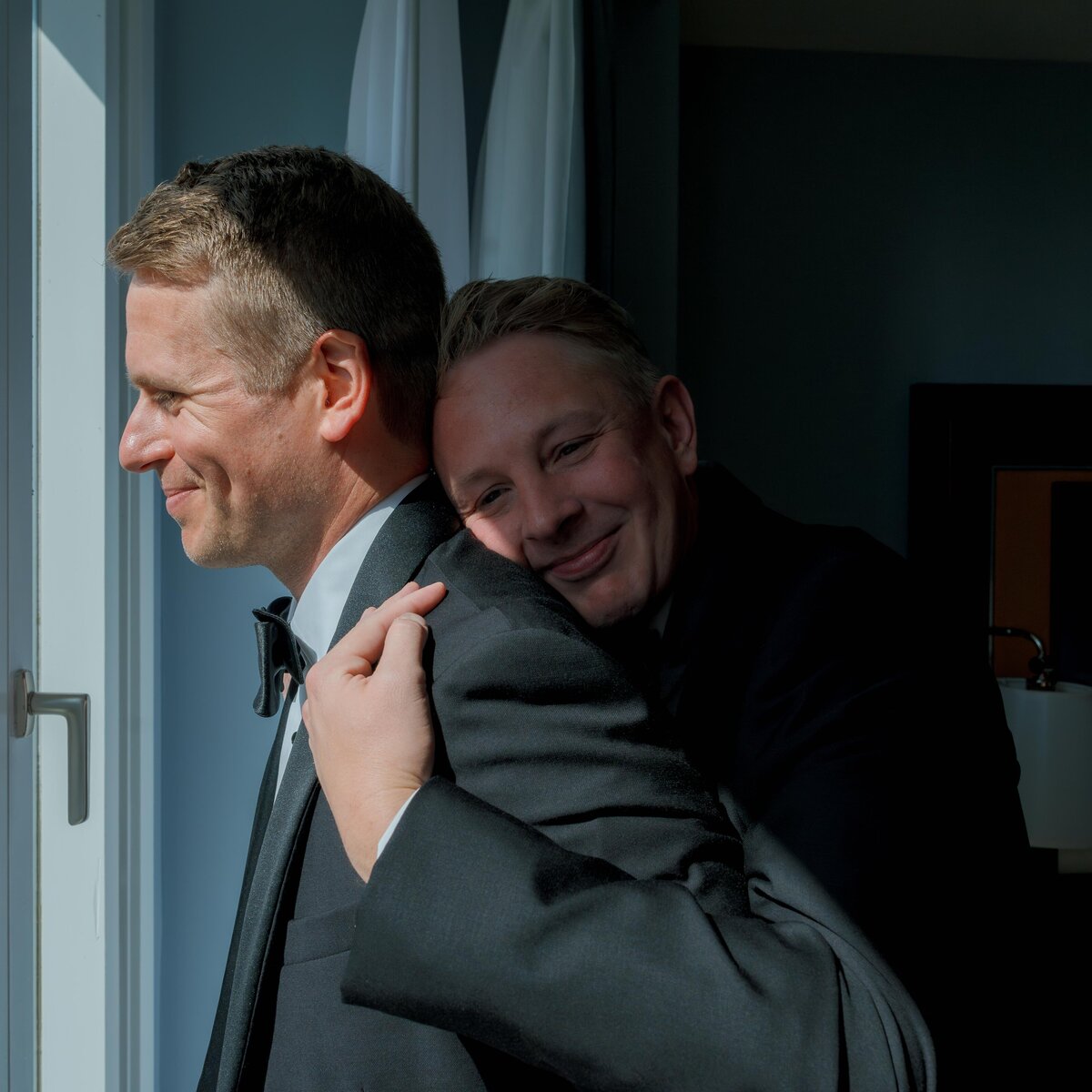 groom-and-best-man-hugging-getting-ready-for-wedding