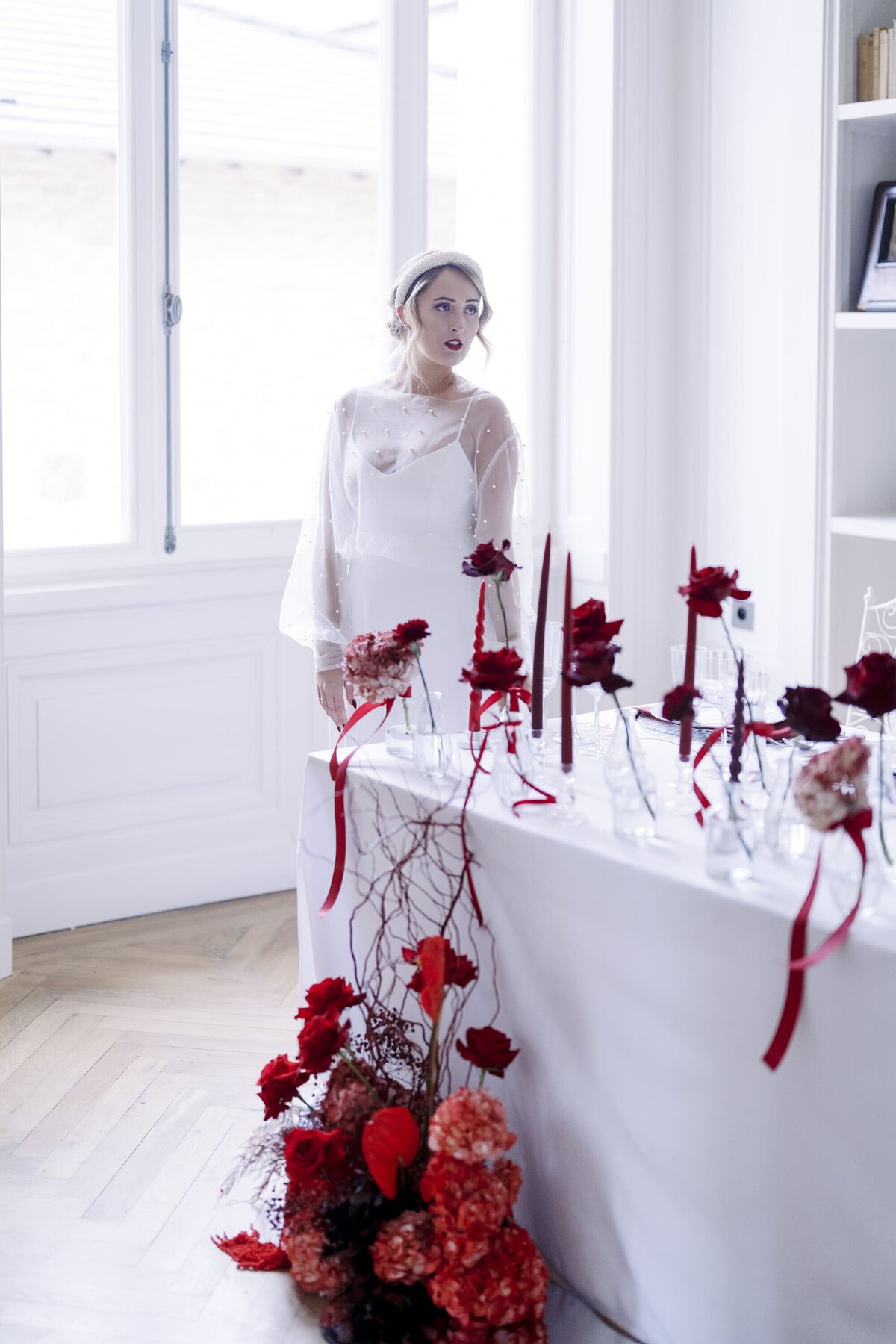 roses-rouges-uniques-dans-vase-decoration-florale-mariage