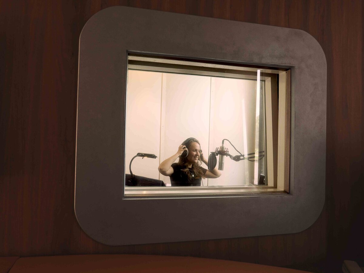 Earforce-Geluidsstudio-Amsterdam-Audio-Post-Voiceover-Geluidsproducties-muziek-podcast-webinar-studio-3-podcastbooth