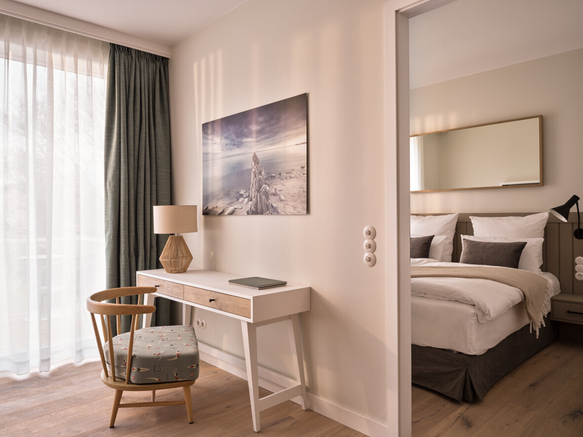 Schreibtisch mit Blick auf das Schlafzimmer im Couple Living Apartment.