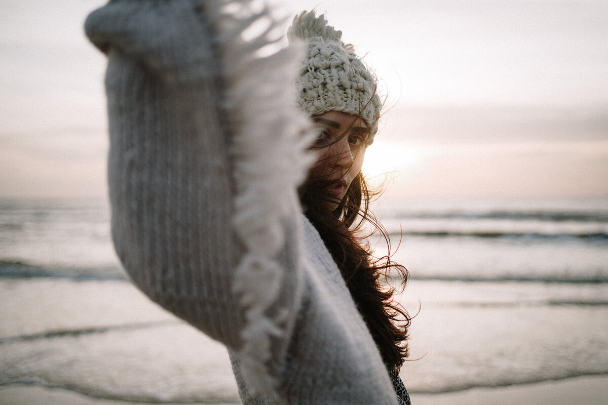 blurry portret van een vrouw bij zee, minimalistisch en bewegend