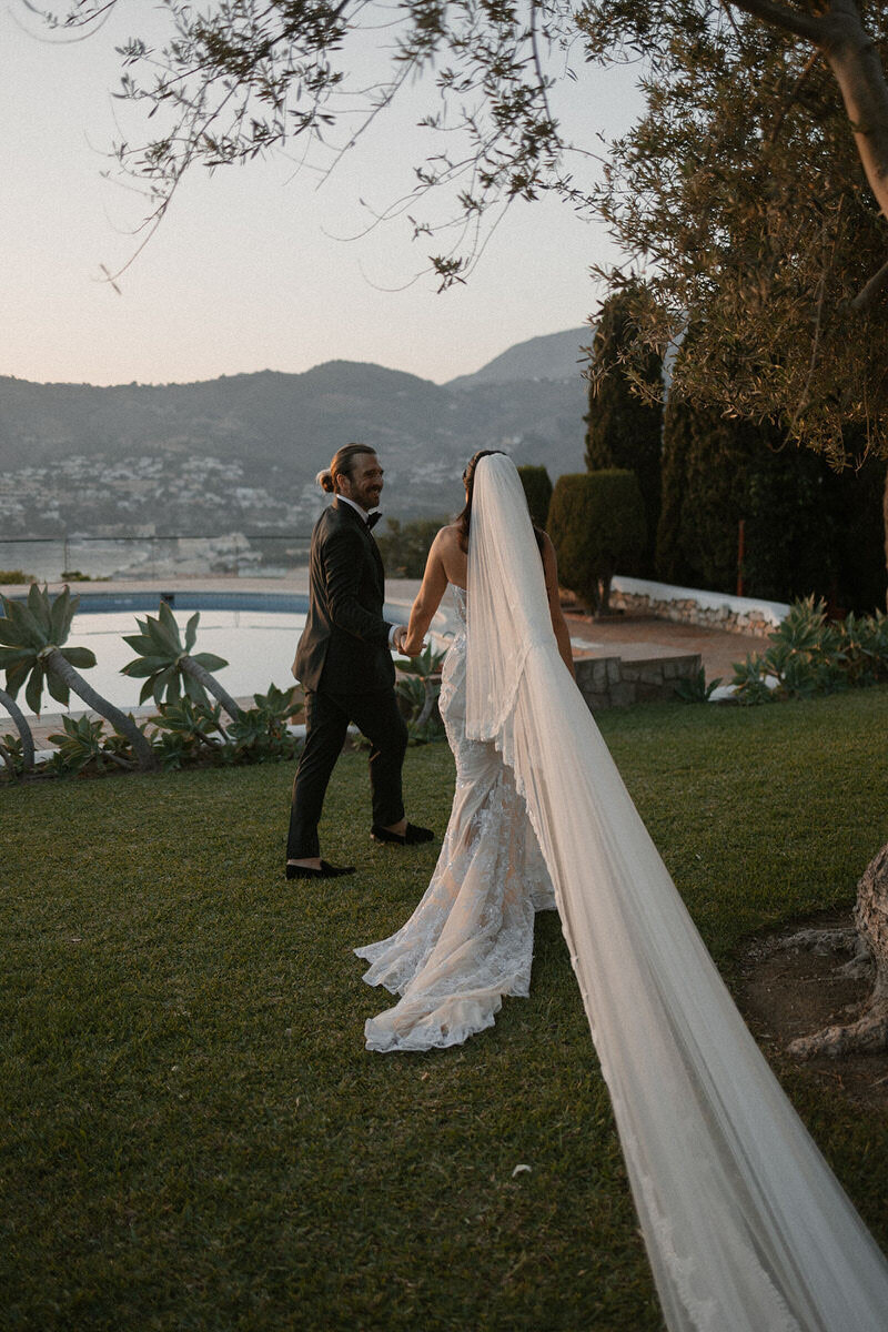 wedding-couple-portrait-walking-spain-laurianevega