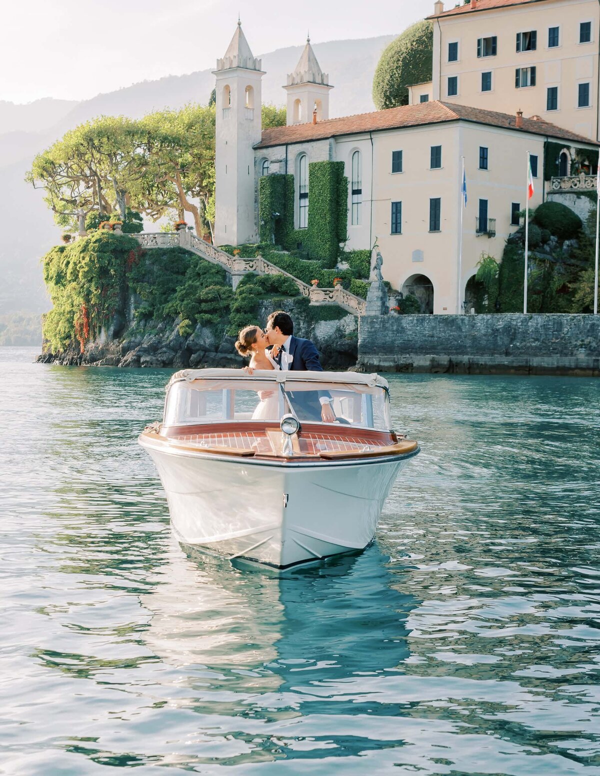 Destination Wedding Photographer Anna Lundgren in Stockholm Wedding in Lake Como boat elopement_067