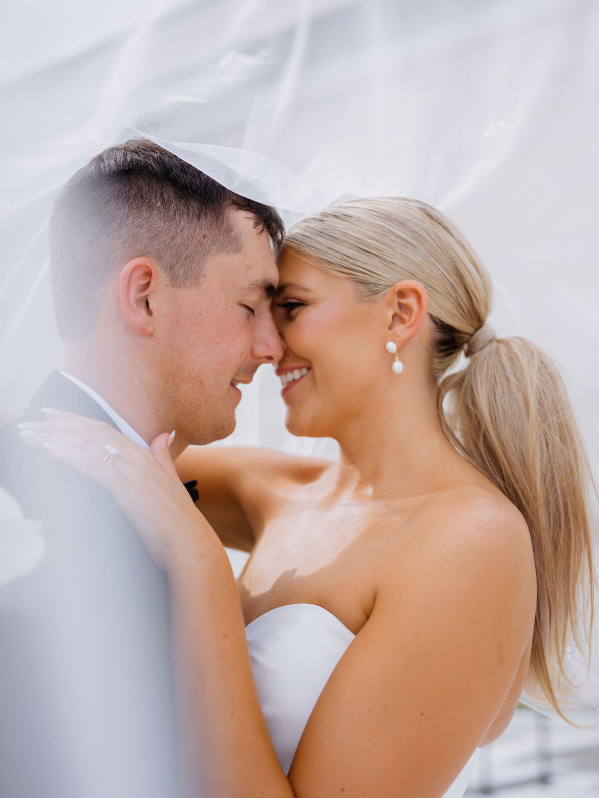 Bride and groom portrait at Cleveland Art Museum