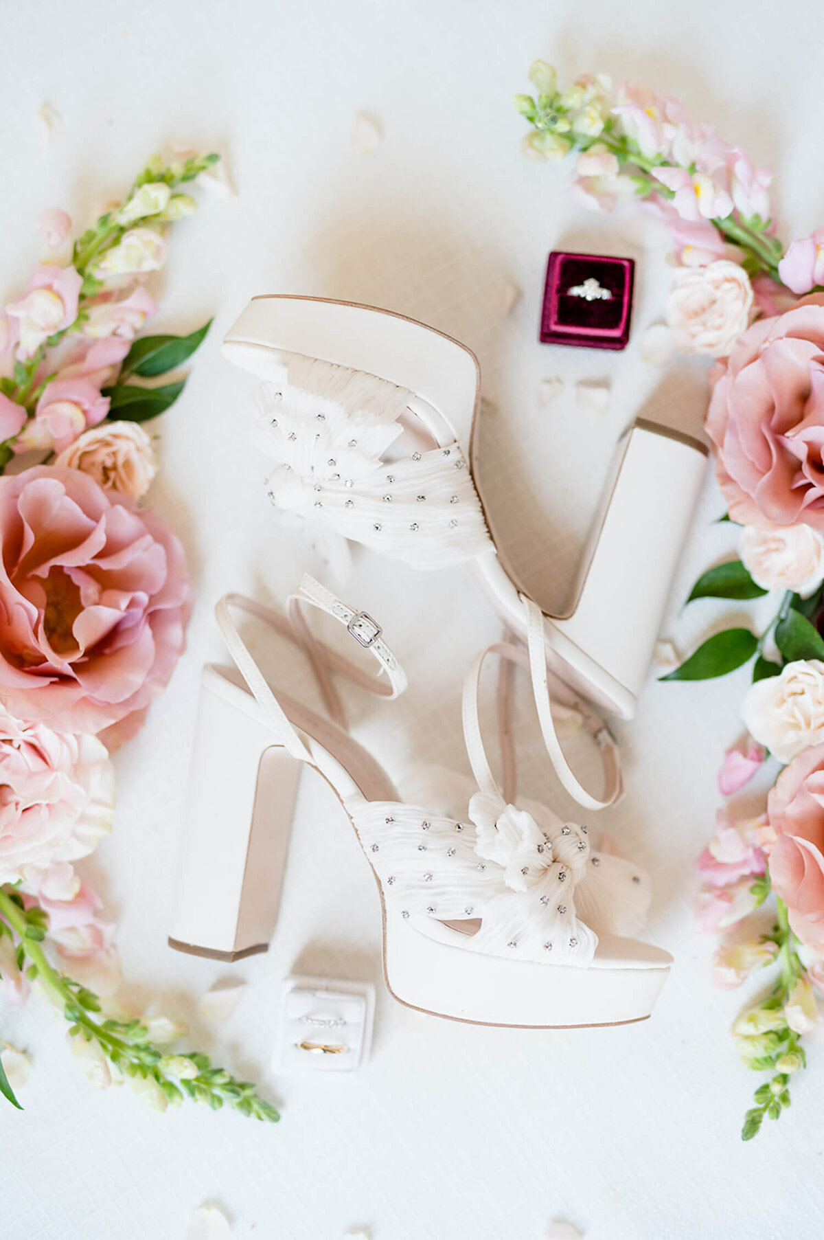 white-shoes-with-flowers