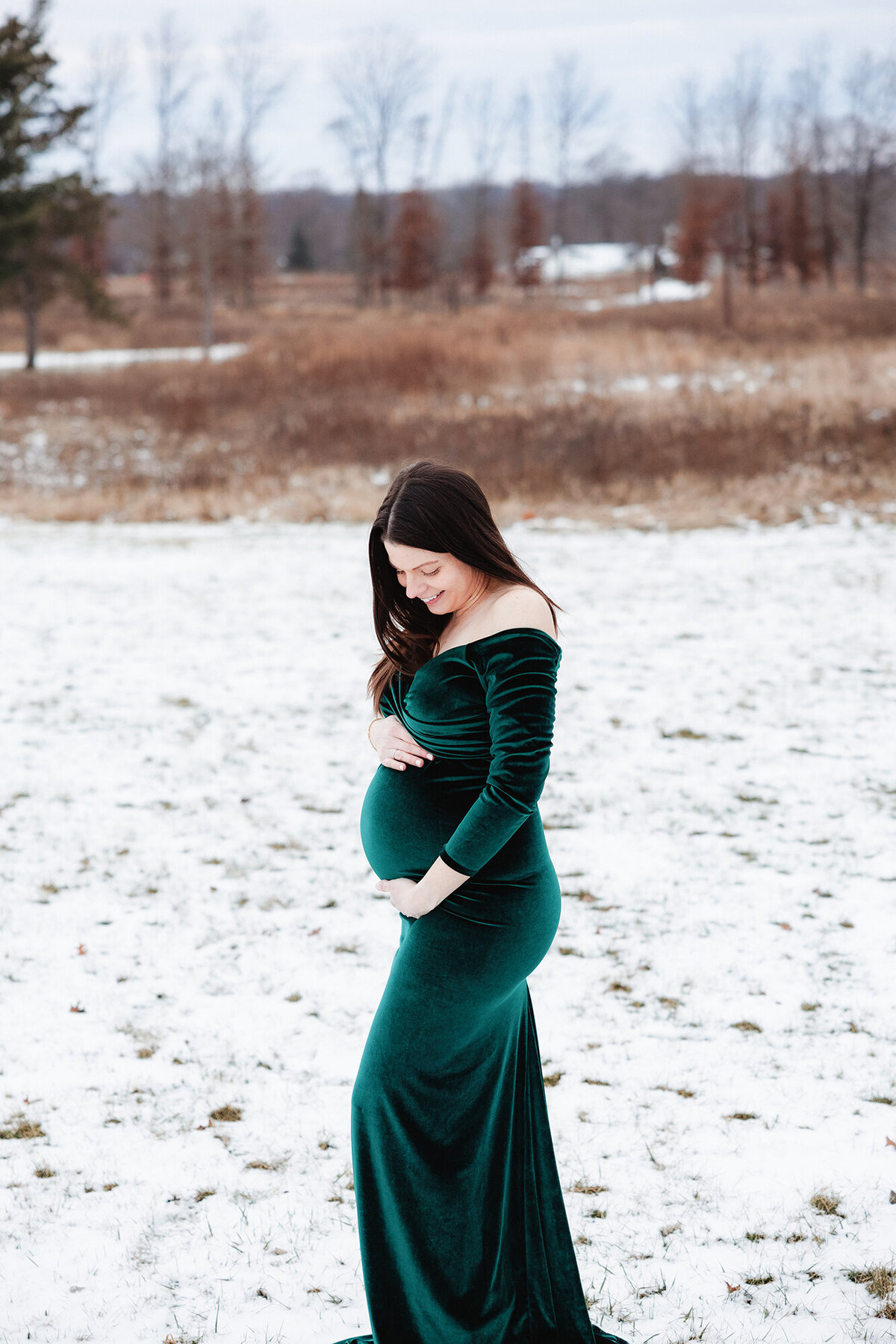womaningreenvelvetinwintermaternity