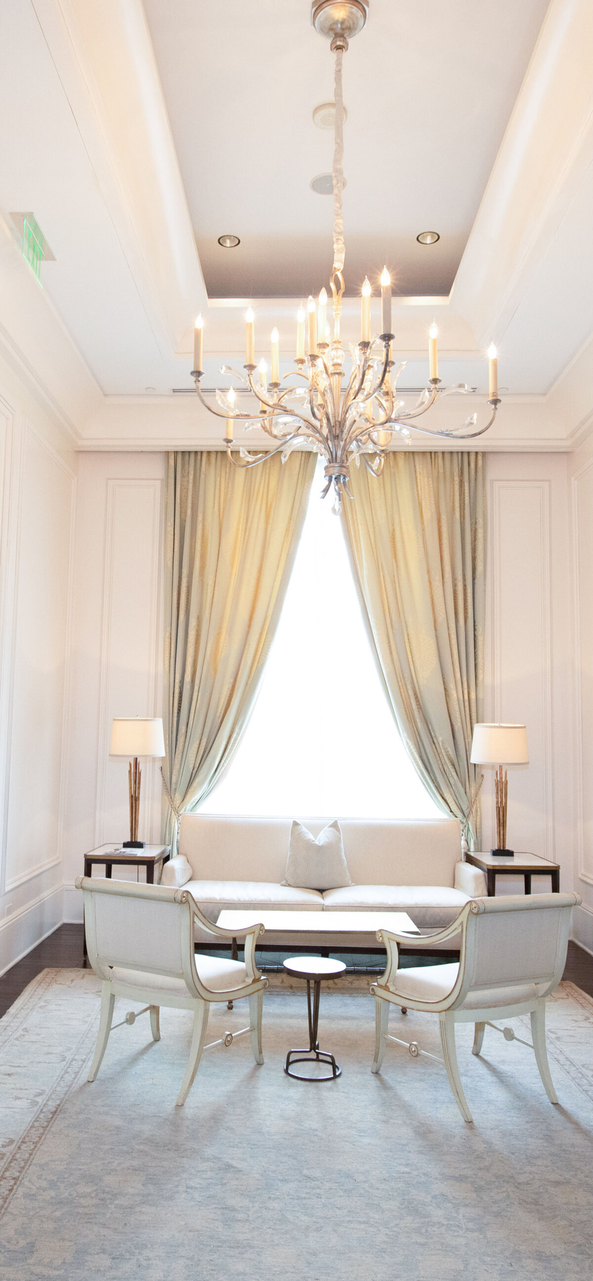 st-regis-atlanta-wedding-venue-lounge-chandelier-seating