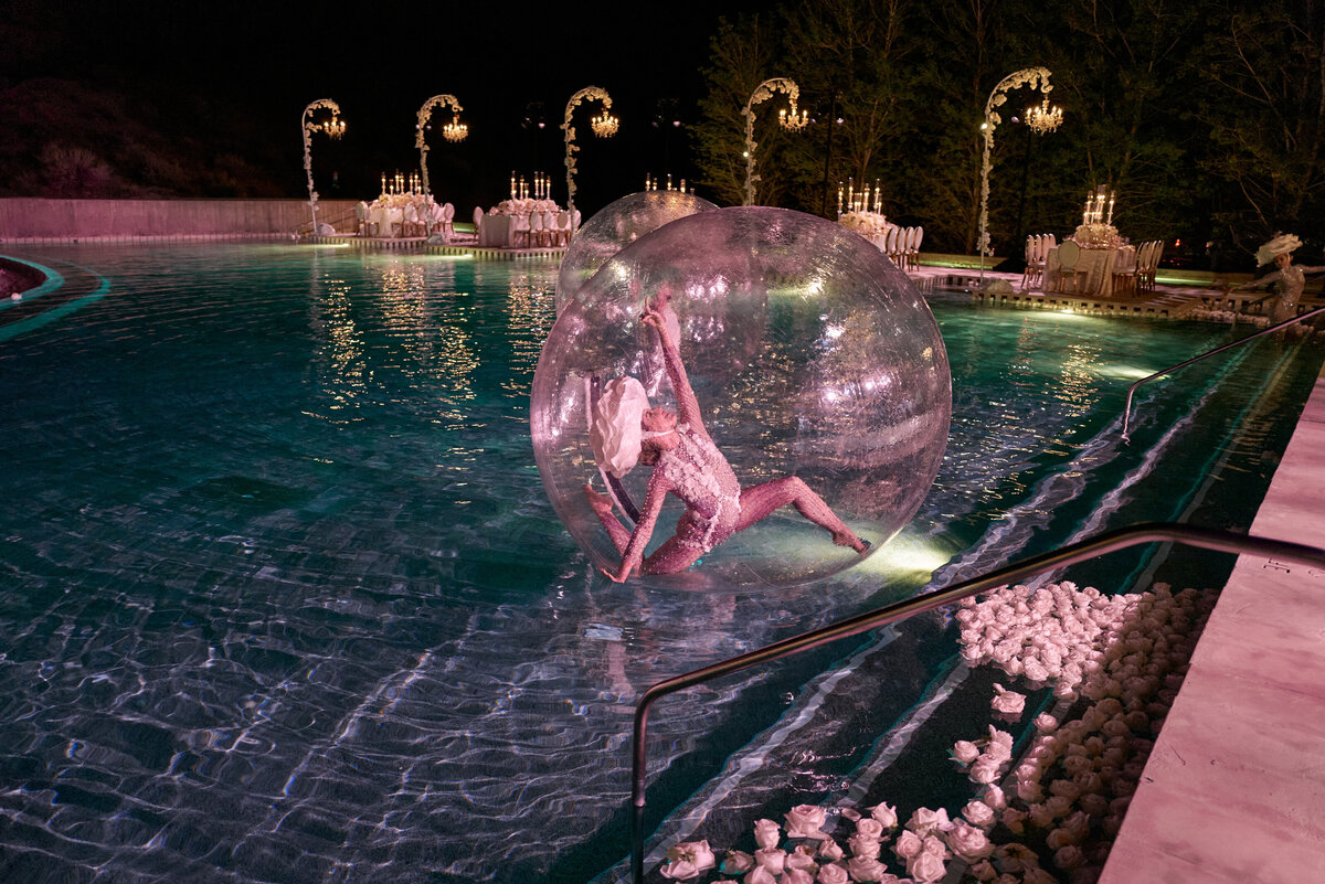 Performer in the pool at a wedding at Amangiri Utah
