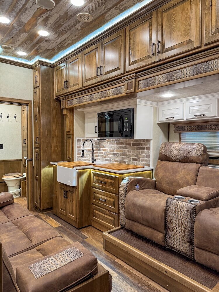 luxury-living-quarter-horse-trailers-trail-boss-conversions-kitchens-2